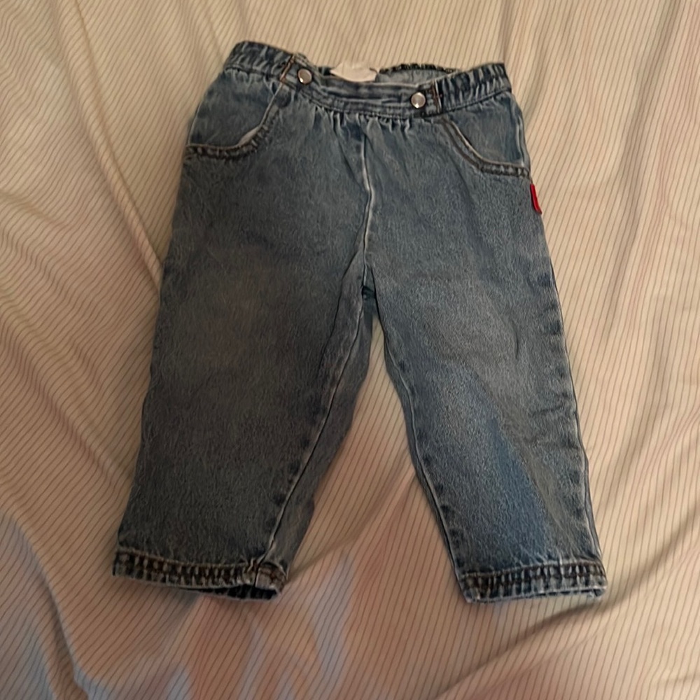 Toddler girls pull on jeans